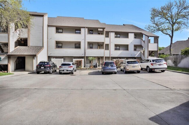 Building Photo - 3900 Aspen Dr