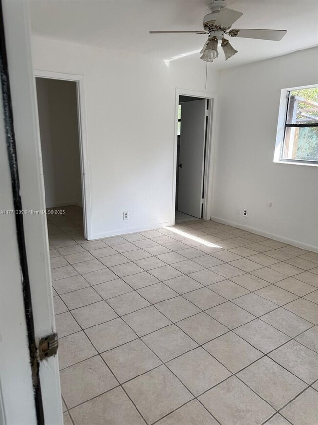 Building Photo - 1704 SW 43rd Ave