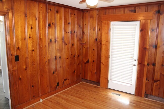 Building Photo - 627 Cottonwood Dr