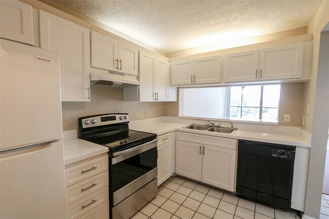 Foto del edificio - 2424 W Tampa Bay Blvd