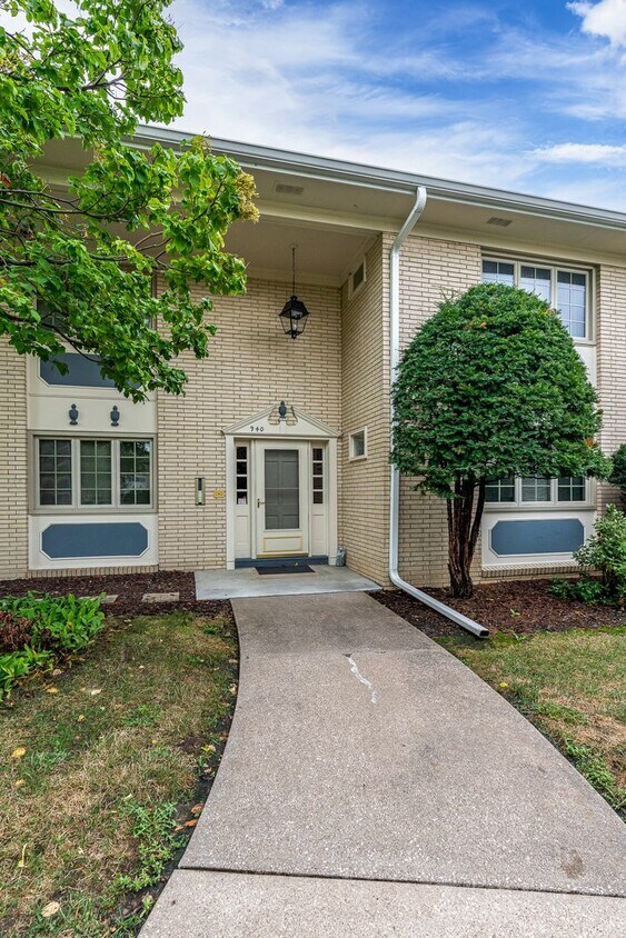 Primary Photo - Beautiful 2bd Condo close to Downtown Moline