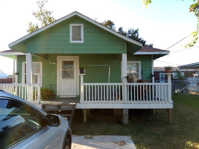 Building Photo - 915 Montana St