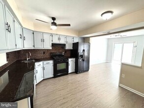Building Photo - 2 Quasar Ct
