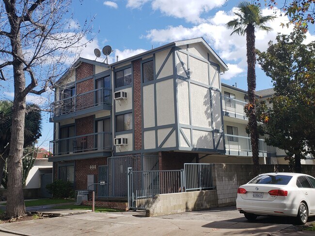 Foto del edificio - 4444 Avocado St