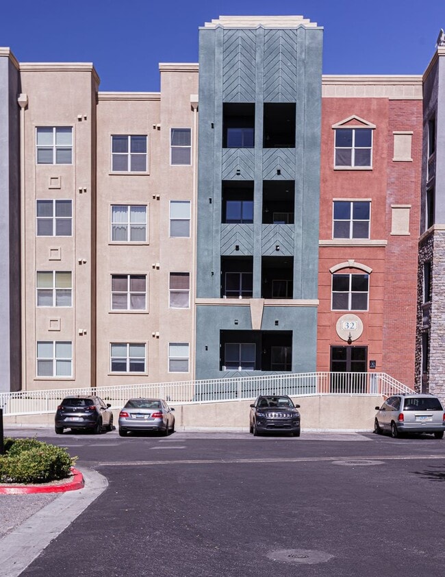 Building Photo - Top Floor 2 Bedroom Condo Located in Manha...