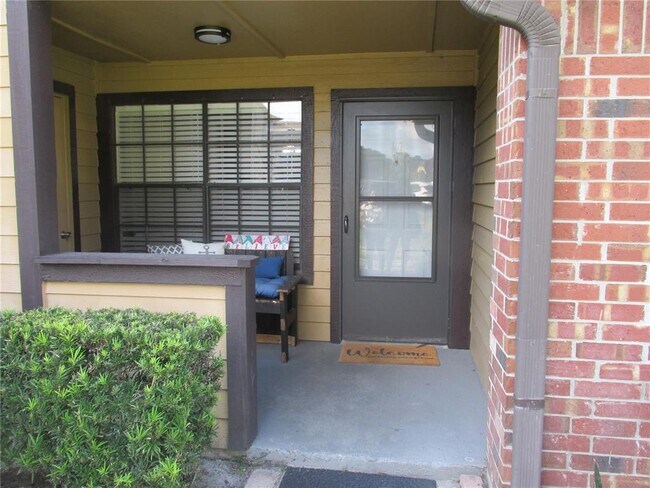Foto del edificio - 320 Forestway Cir