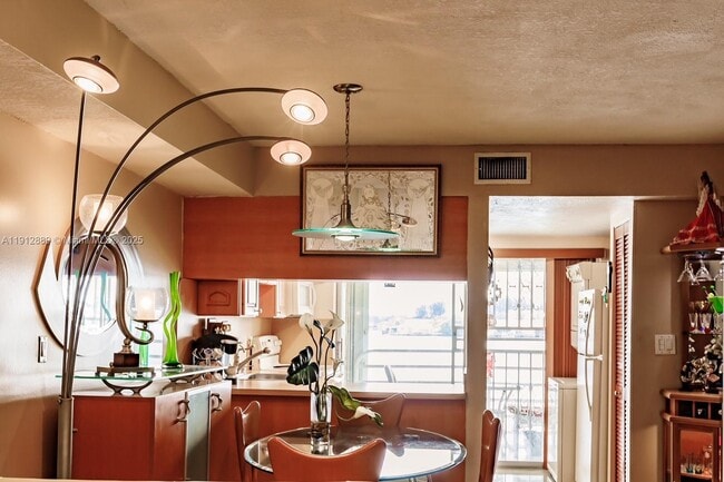 Foto del edificio - 2670 W 60th St