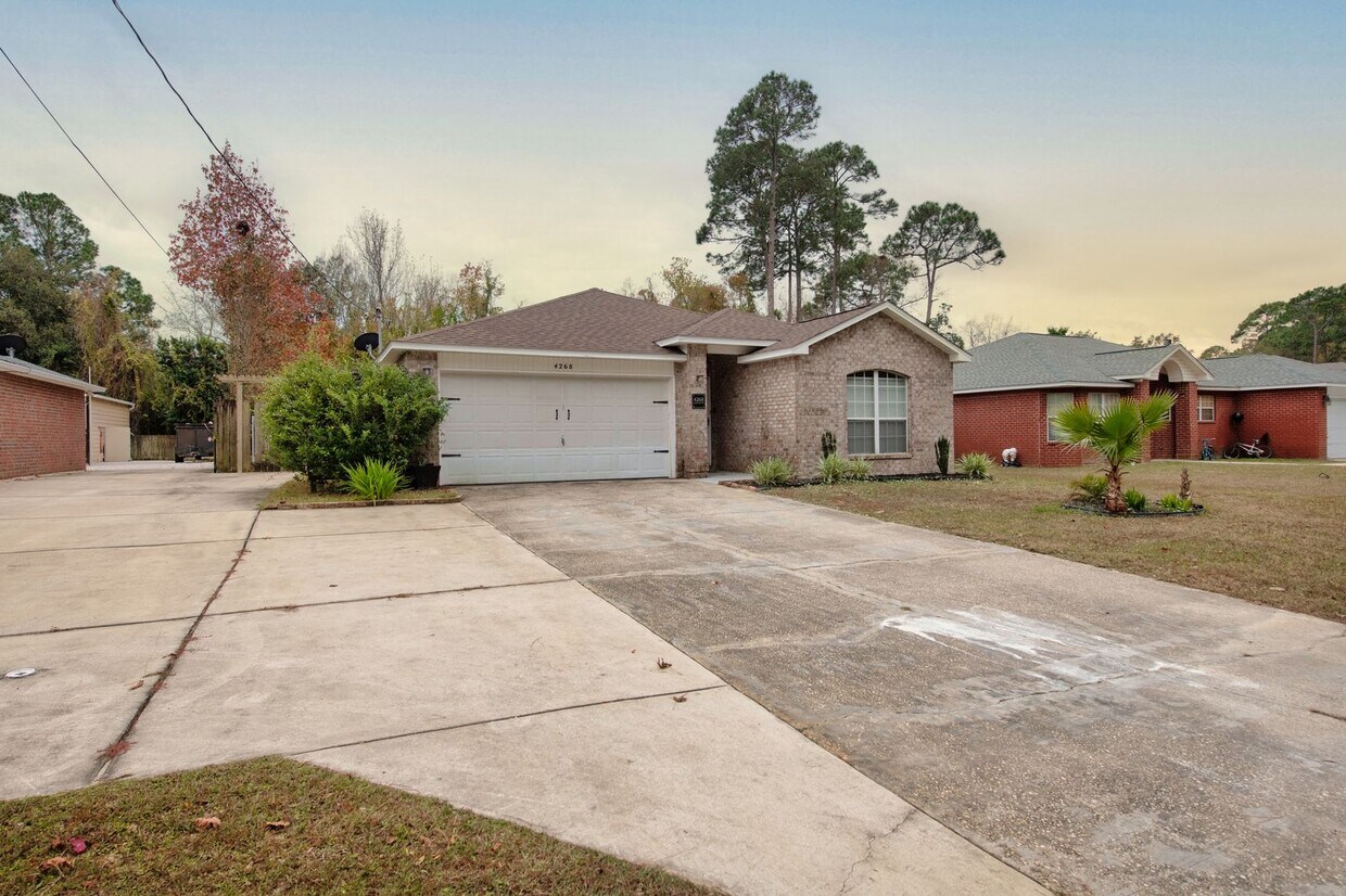 Primary Photo - Big Dog Friendly Home In Niceville