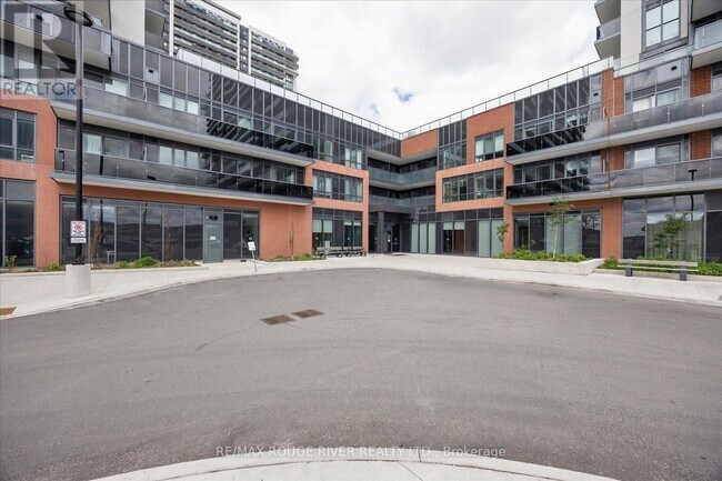 Photo du bâtiment - 2545 Simcoe St N