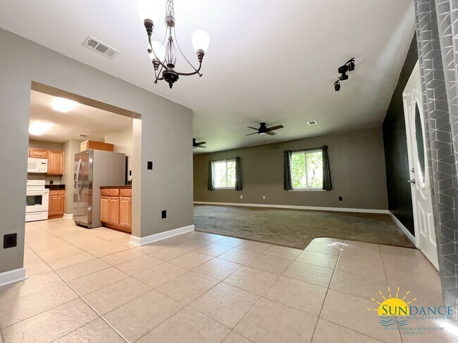 Building Photo - Lovely 3 Bedroom Home in Fort Walton Beach