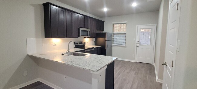 Foto del edificio - Gorgeous 3/2.5 on cul-de-sac in Cibolo with primary bedroom downstairs.