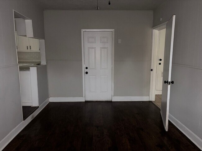 Building Photo - 6122 Glenhurst Dr