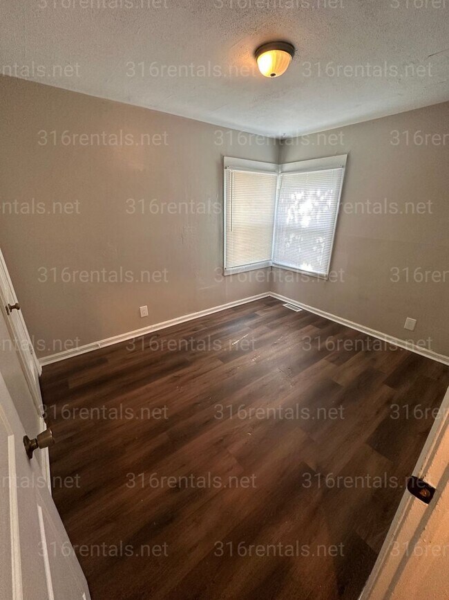 Foto del edificio - $950 - 2 bedroom / 1 bathroom home with a bonus loft!