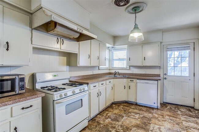 Building Photo - 7706 Robin Rd