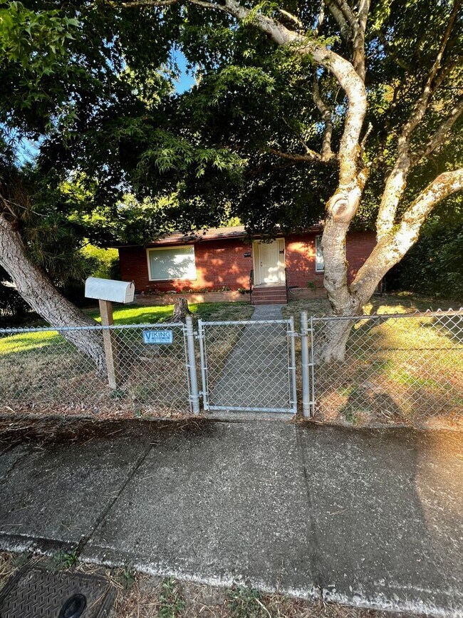 Foto del edificio - Home in Bremerton close to PSNS.