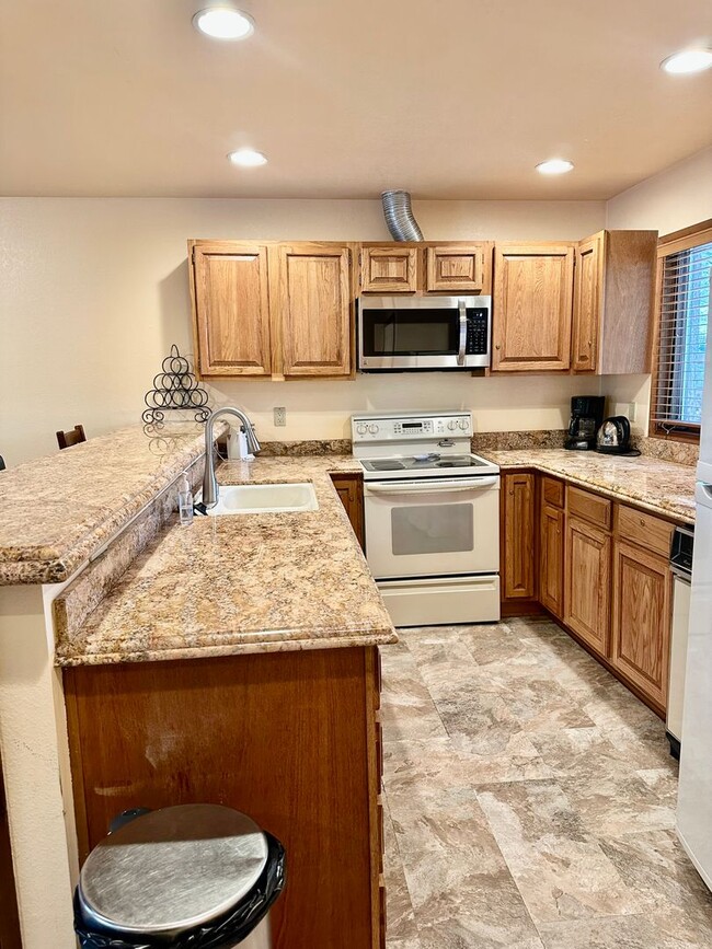 Building Photo - Spacious 2 Bed, 3 Bath Condo - Year-Round Rental