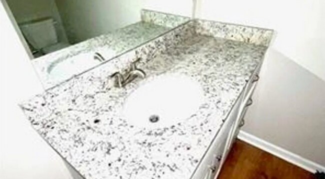 Building Photo - 2 bedrooms 1 bath - $850 per month