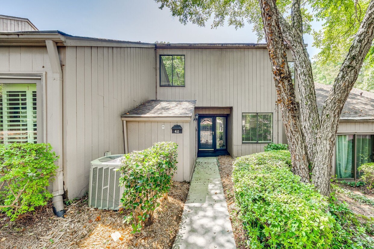 Primary Photo - Great Condo in River HIlls!