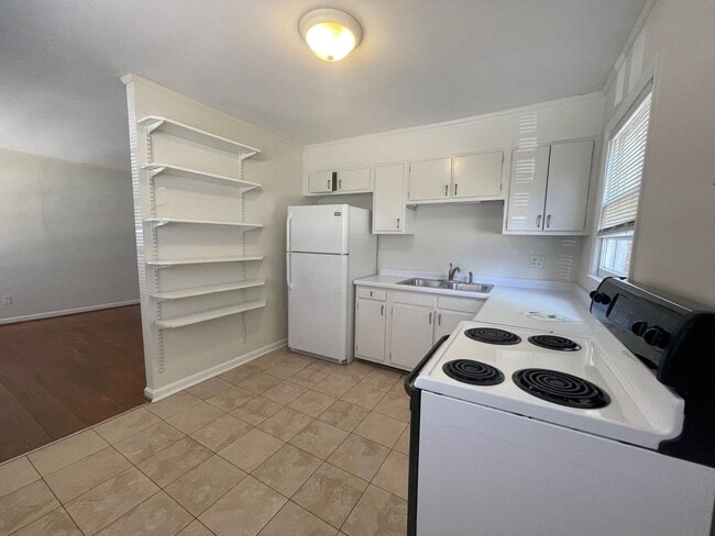 Building Photo - 2 BEDROOM IN AMAZING FIVE POINTS LOCATION!