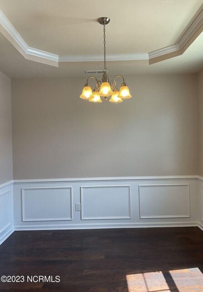 Building Photo - Spacious 2 bedroom, 2.5 bathroom in Caroli...