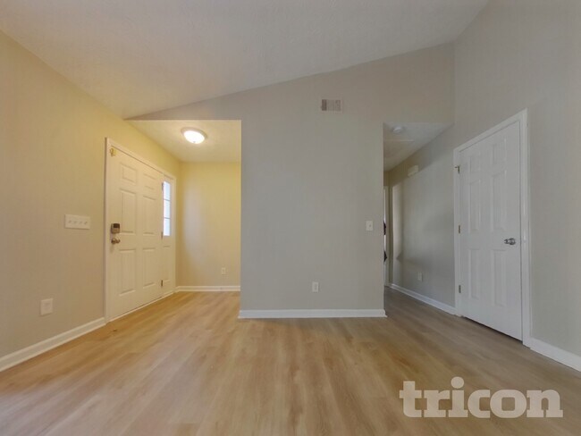 Foto del edificio - 225 Silver Fox Trail