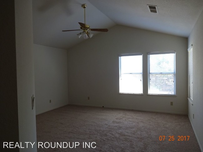 Building Photo - 9245 Laguna Springs Way