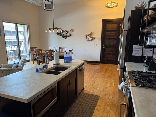 Foto del edificio - 214 E Second St. #204- Fully Furnished Lux...