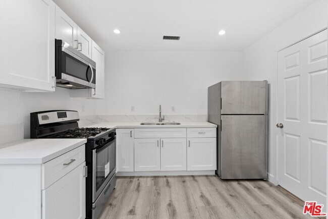 Foto del edificio - 5543 Fallbrook Ave