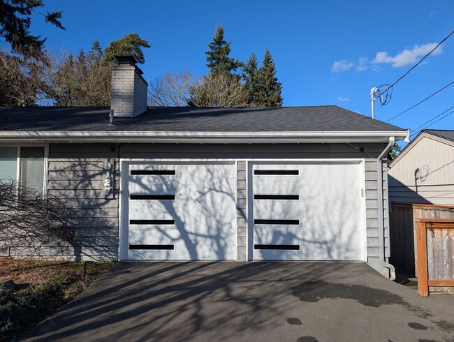 Foto del edificio - Highly Desirable Edmonds Rambler; 3 Bedroom 1 bath