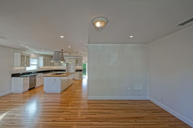 Building Photo - 1159 Manzanita Ln