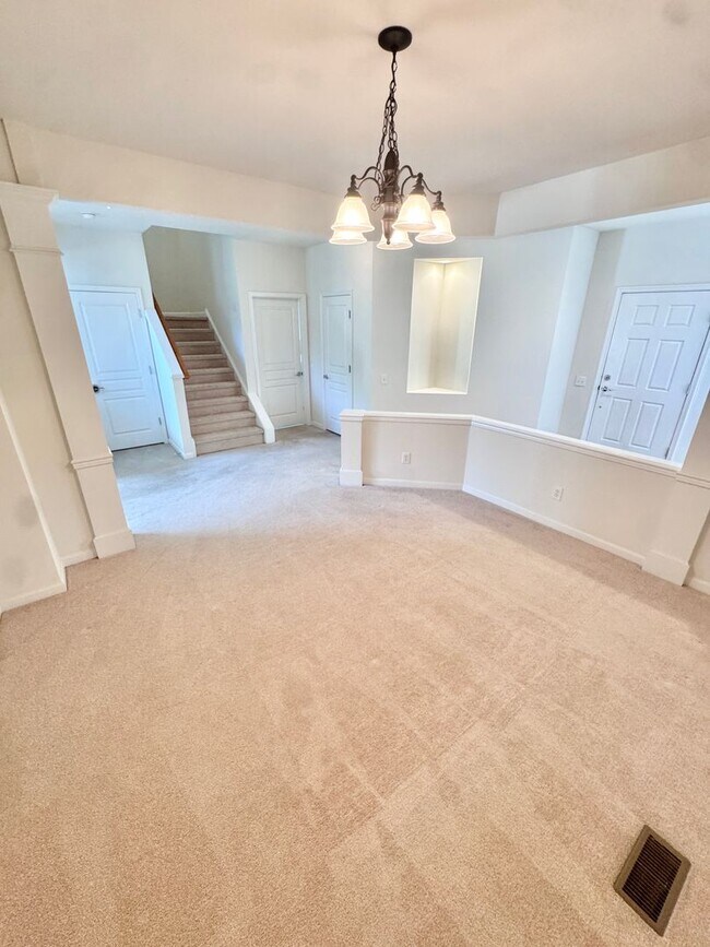 Building Photo - THREE BEDROOM/2.5 BATH TOWNHOME located in PARKLAND School District!
