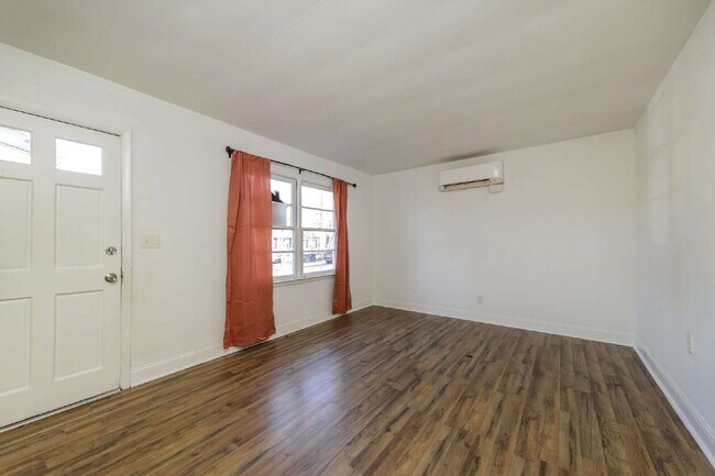 Building Photo - "Cozy 2-Bedroom Gem on Bond Street – Pet-Friendly Winston-Salem!"