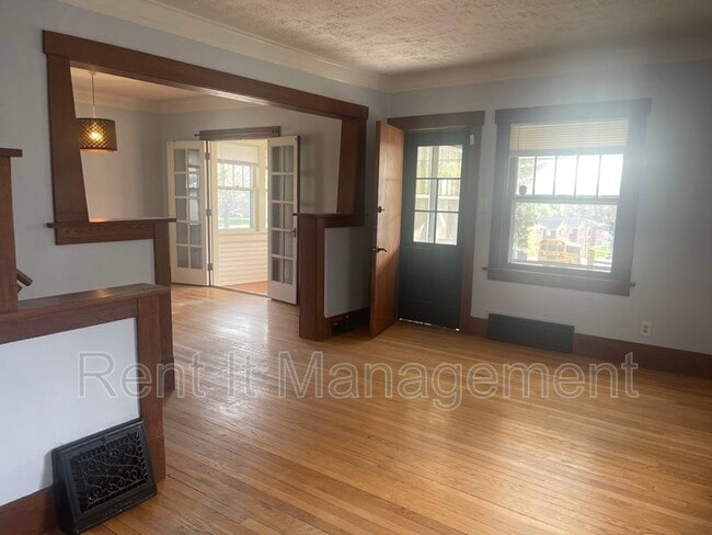 Photo - 3228 Fontenelle Blvd House