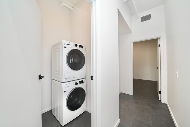 Building Photo - 127 Bannatyne Av