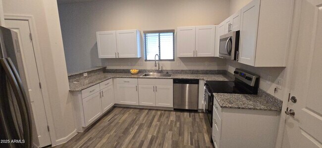 Building Photo - 701 Dylan Ct