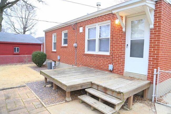Building Photo - 840 Pershall Rd