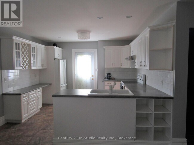 Building Photo - 316 Centre St