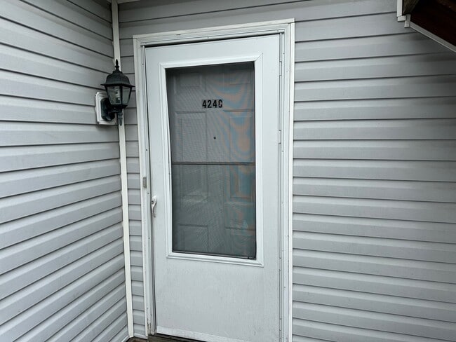 Entry - 426 W Main St