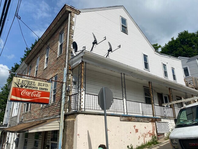 Foto del edificio - 625 Laurel Blvd