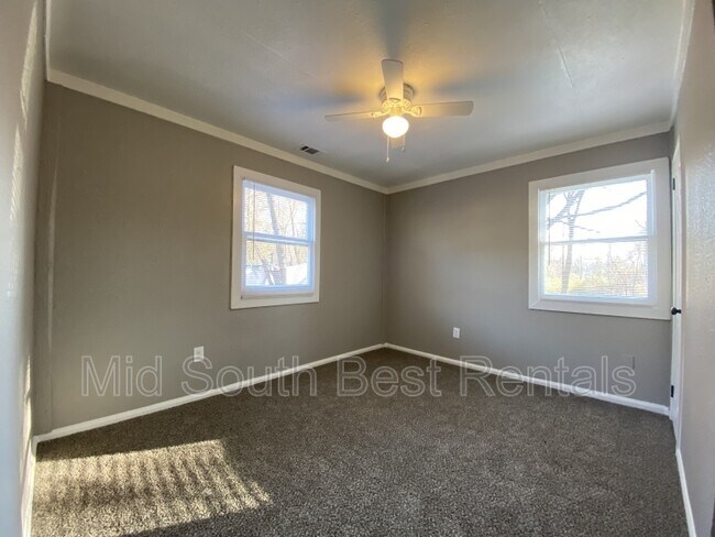 Building Photo - 855 Par Ave