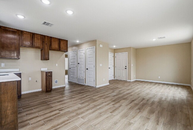 Building Photo - 2-bedroom, 1-bath brand new apartment in 79924