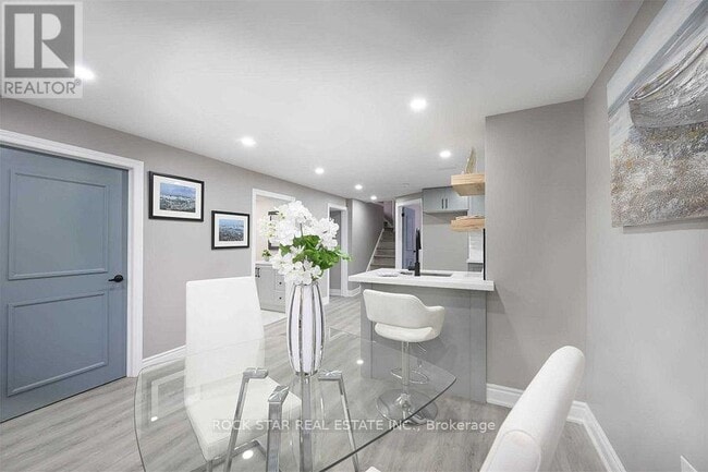 Building Photo - 919 Brucedale Ave E