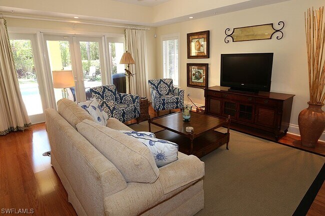 Building Photo - 325 3rd St S