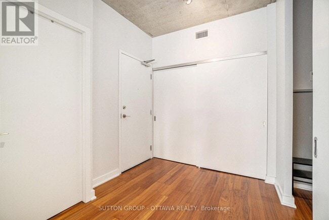 Building Photo - 354 Gladstone Ave