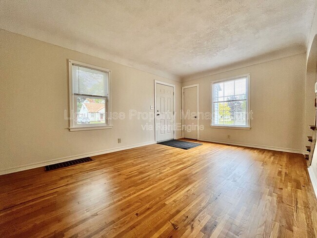 Building Photo - 1656 Fremont Ave NW