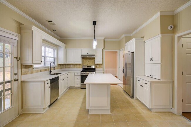 Building Photo - 1060 Lyndhurst Way