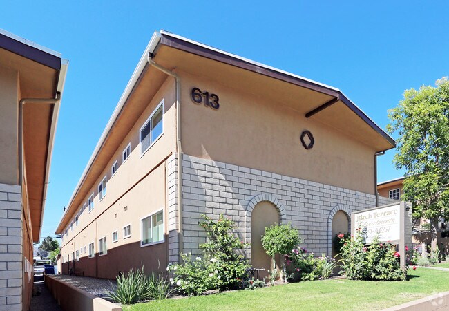 Building Photo - 613 E Birch St