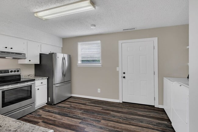 Building Photo - AVAILABLE NOW. 2 BD 1 1/2 BATH. CLOSE TO E...