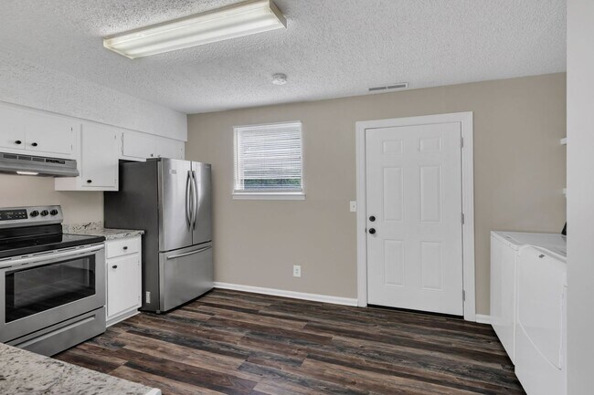 Foto del edificio - AVAILABLE NOW. 2 BD 1 1/2 BATH. CLOSE TO E...