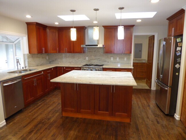 Foto del edificio - Charming 4 Bed 2.5 Bath + Den Rambler in S...